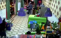 Hàng chục thanh niên xông vào quán cà phê chém người kinh hoàng