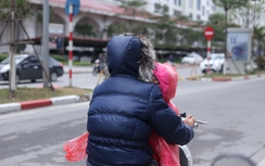 Ảnh: Người Hà Nội co ro trong ngày nghỉ lễ