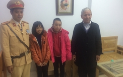 CSGT chở giúp 3 mẹ con hỏng xe về nhà giữa trời giá rét