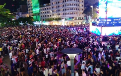 Dòng người ùn ùn đổ về trung tâm TP.HCM chào đón năm mới 2019