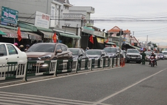 Ô tô "rồng rắn" hàng km chờ qua phà Cát Lái ngày đầu năm