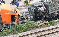 Hà Nội: Xe tải đấu đầu container, 2 tài xế thoát chết hy hữu