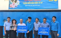 Công đoàn GTVT VN thăm, tặng quà bộ đội hải quân, công nhân