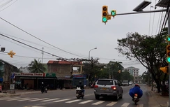 Đưa cụm đèn giao thông đầu tiên tại “phố núi” vào hoạt động