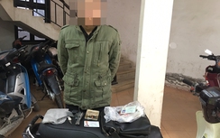 Hà Nội: Bị "sờ gáy", thanh niên "đầu trần" lộ mang theo súng, đạn