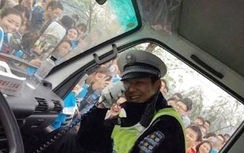 Hàng trăm nữ VĐV bỏ thi vì cảnh sát ...quá đẹp trai