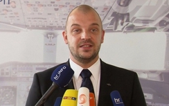 Không hiểu sao cơ phó lại ở trong buồng lái!