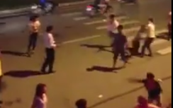 Đuổi chém loạn xạ vì trêu gái tại bãi gửi xe quán Bar