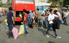 Người dân mệt mỏi trở lại Thủ đô sau kỳ nghỉ dài ngày