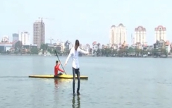 Clip: Kỳ lạ chàng trai đi trên mặt nước ở Hồ Tây