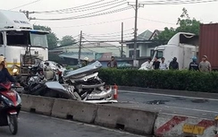 Xe container "ủi" xe 7 chỗ, 5 người trong gia đình tử vong