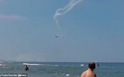 Xem clip 2 máy bay đâm nhau nổ tung giữa trời