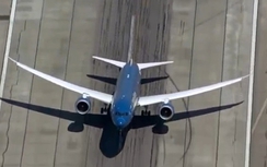 Clip: Máy bay Vietnam Airlines cất cánh thẳng đứng tại Mỹ