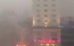 Cột điện thi nhau phát nổ như bom sau cơn giông lốc kinh hoàng