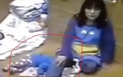 Rùng mình bảo mẫu dùng chân kẹp cổ bé trai vì không ngủ trưa