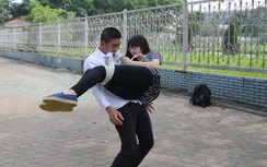 “Dị nhân” Thanh Hóa dùng răng nâng bổng người đẹp