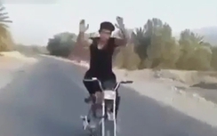 Nam thanh niên diễn xiếc trên xe máy nhận "quả đắng"