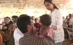 Kỳ lạ chữa bệnh hen suyễn bằng cách nuốt cá sống