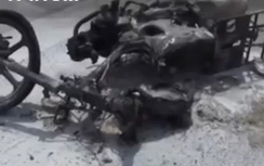 Xe máy bốc cháy dữ dội trên quốc lộ