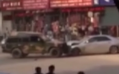 Hai ô tô đâm nhau, tài xế vác dao đuổi đánh