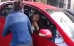 Va chạm giao thông, hai nữ tài xế đánh nhau trên đường