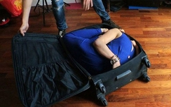 Cô gái uốn dẻo lọt vừa... một chiếc vali