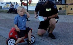 Bé 3 tuổi nhận phiếu phạt vì... đỗ xe sai quy định