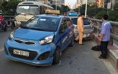 3 ô tô đâm nhau trên cầu vượt, 1 hành khách nhập viện