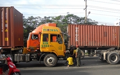 Xe container "hôn nhau" nát đầu trên đại lộ Độc Lập