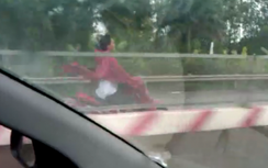 Nam thanh niên đầu trần đi ngược chiều với tốc độ cao (video)