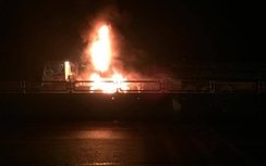 Xe đầu kéo bất ngờ bốc cháy dữ dội trên QL1
