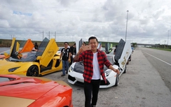 Tuấn Hưng chụp ảnh tự sướng bên dàn siêu xe Gia Lai Team