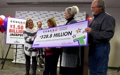 Người đầu tiên trúng giải xổ số 1,6 tỷ USD đã nhận tiền... cọc