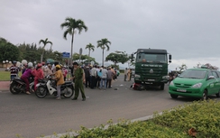 Va chạm với xe trộn bê tông, người phụ nữ bị kéo lê 10m