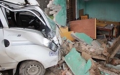 Xe tải mất lái đâm sập nhà dân, 2 bà cháu thoát nạn