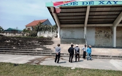 Rơi từ mái che sân bóng, bảo vệ tử vong tại chỗ