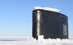 Cận cảnh tàu ngầm lớp Los Angeles ngoi lên từ dưới "biển băng"