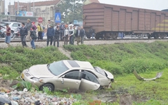 Xe biển Lào bị tàu "húc văng", 4 người nguy kịch