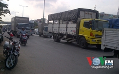 Trèo dải phân cách qua đường, bị xe tải kéo lê 5m