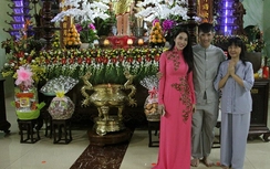 Thủy Tiên - Công Vinh cùng mẹ đi chùa mừng lễ Phật Đản