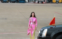 Cô gái xinh đẹp tặng hoa cho ông Obama tại TP. HCM là ai?