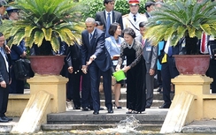 Video: Tổng thống Obama cho cá ăn tại ao cá Bác Hồ