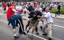 Clip: Hỗn chiến tại Pháp khiến CĐV Bắc Ireland và Ba Lan bị thương