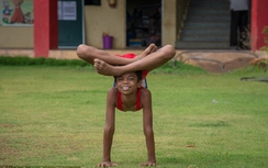 Mãn nhãn màn trình diễn uốn dẻo của "Người rắn" 13 tuổi