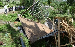 Xe tải chở gỗ bất ngờ lật xuống hồ, 3 người thương vong