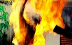 Chồng say rượu đổ xăng thiêu sống vợ