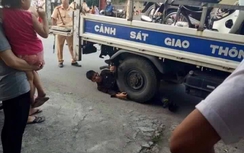 Bị CSGT phạt, nam thanh niên ôm bánh xe "ăn vạ"