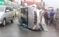Tránh xe gắn máy chạy ẩu, xe khách nằm "chỏng vó" ra đường