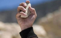 Bắt giữ xe của bạn, đối tượng cay cú ném đá vào mặt CSGT