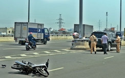 Tránh chai nước trên đường, nam thanh niên bị xe tải cán ngang người